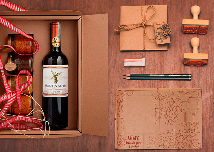 Botellas de vino elegantes presentadas como regalo de Navidad