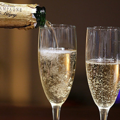 Copas de espumante en celebración de Año Nuevo